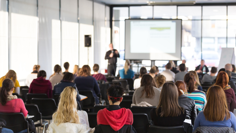 Entenda como as feiras educacionais aproximam estudantes, instituições e futuro profissional em uma análise de Sergio Bento de Araújo.
