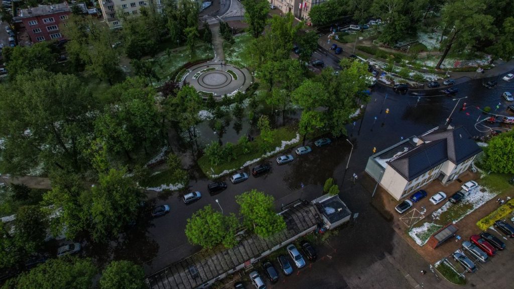 Orçamento público precisa antecipar custos dos eventos climáticos extremos Vista aérea de um parque urbano e ruas alagados após uma tempestade.