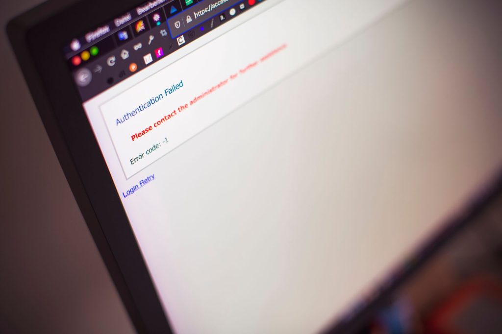 Tela de computador exibindo uma mensagem de falha de autenticação, indicando acesso bloqueado a um serviço online